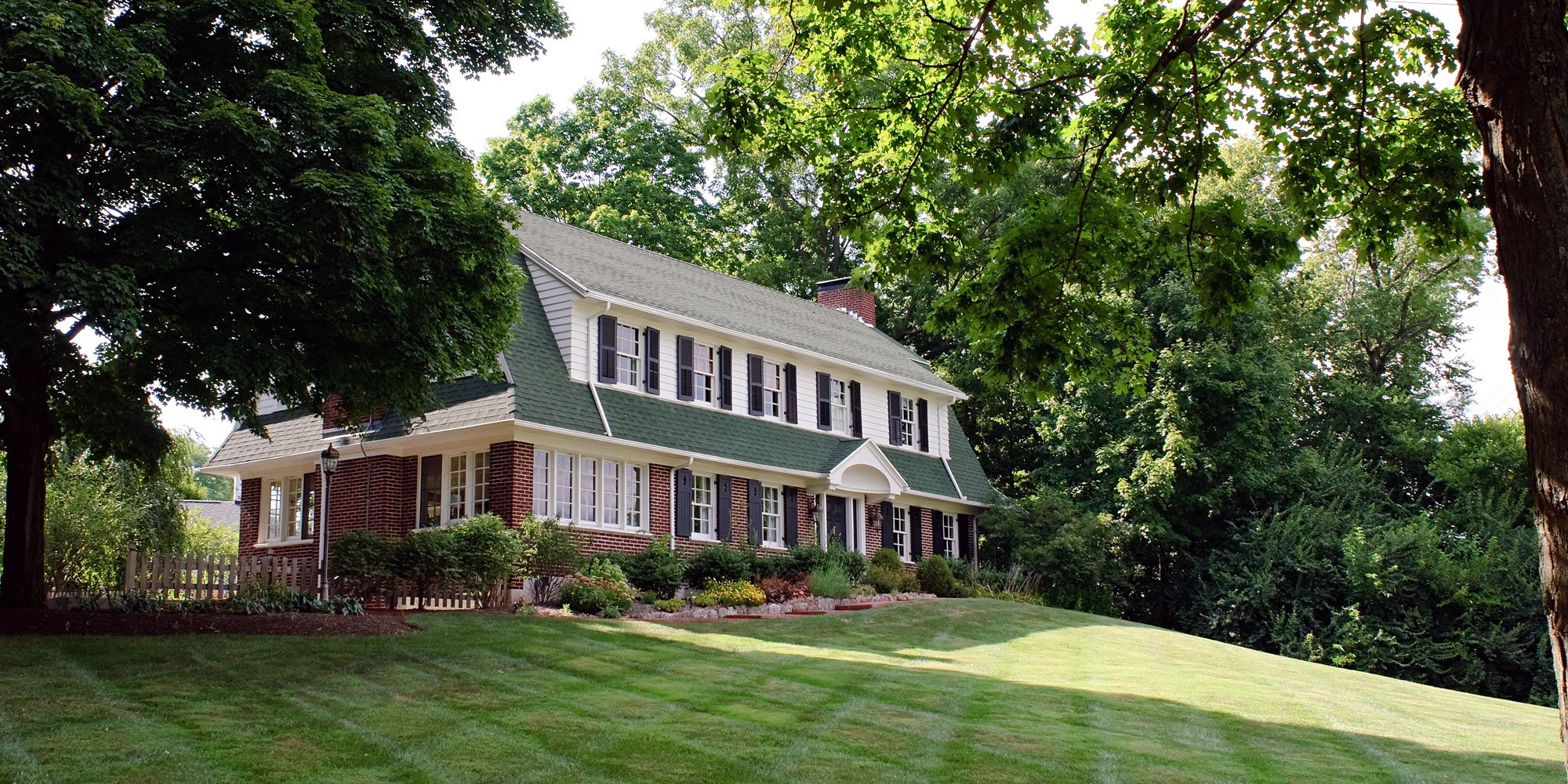 houzez-white-home-with-garden
